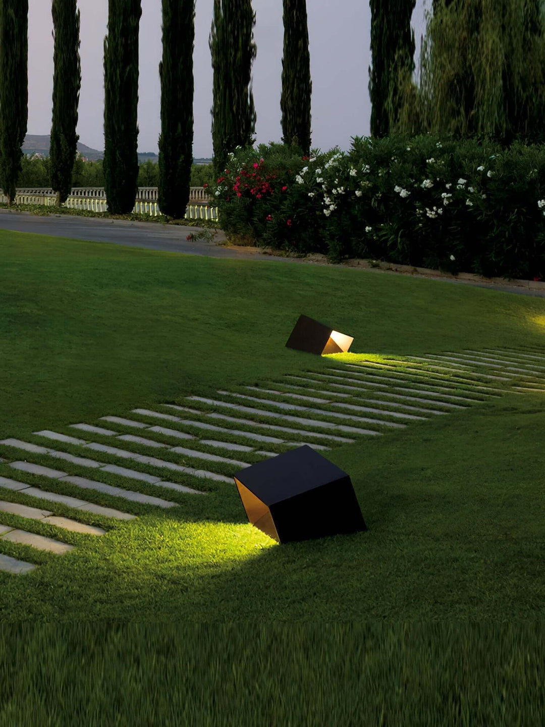 Solar Cube Garden Light - Outdoor LED Lamp