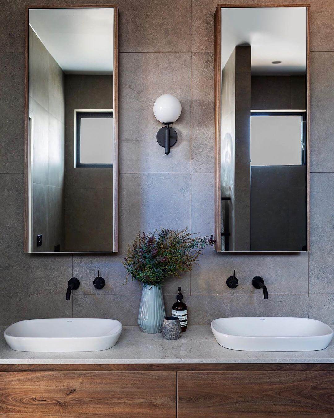 Modern Glass Wall Sconce - Elegant Lighting Fixture