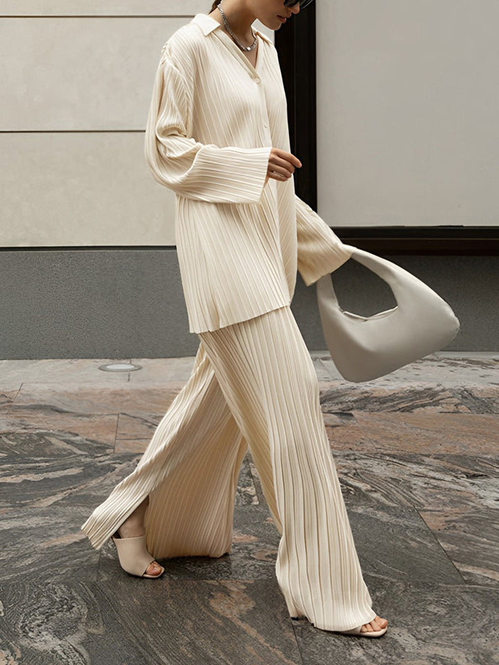 Versatile women's oversized pleated two-piece lounge set, perfect for casual wear & relaxed luxury. Effortless comfort.