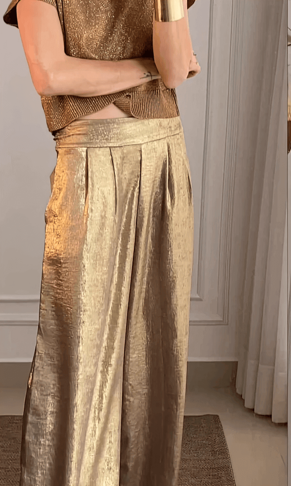 Women's sophisticated two-piece pant set in a tailored fit, offering effortless style and comfortable wear.