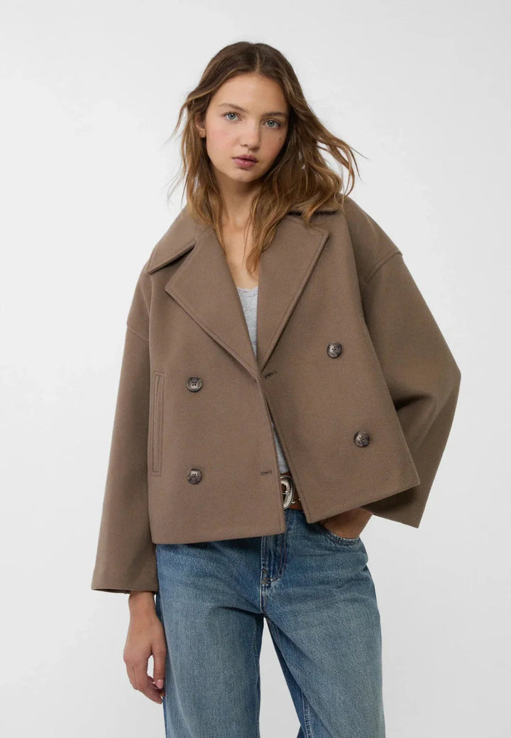 Versatile women's cropped double-breasted jacket, ideal for modern fashion. Chic tailored outerwear.