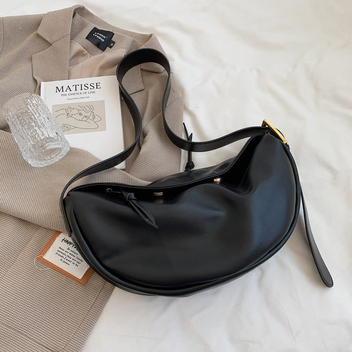 Chic women's crossbody bag with adjustable shoulder strap, a versatile faux leather handbag for elegant everyday style.