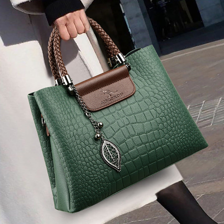 Stylish black women's handbag, a timeless and sophisticated accessory for everyday use.