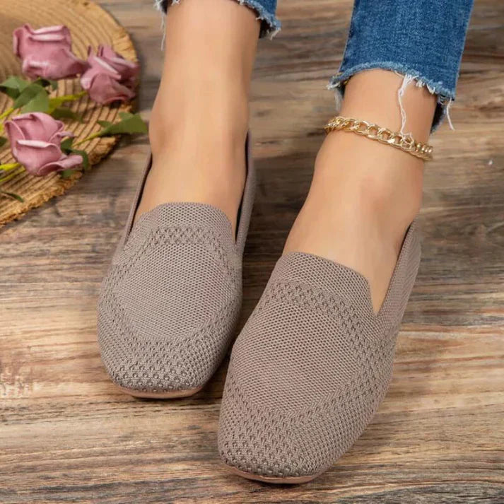 Comfortable women's slip-on flats, ideal for versatile everyday wear. Chic loafers for effortless women's fashion.