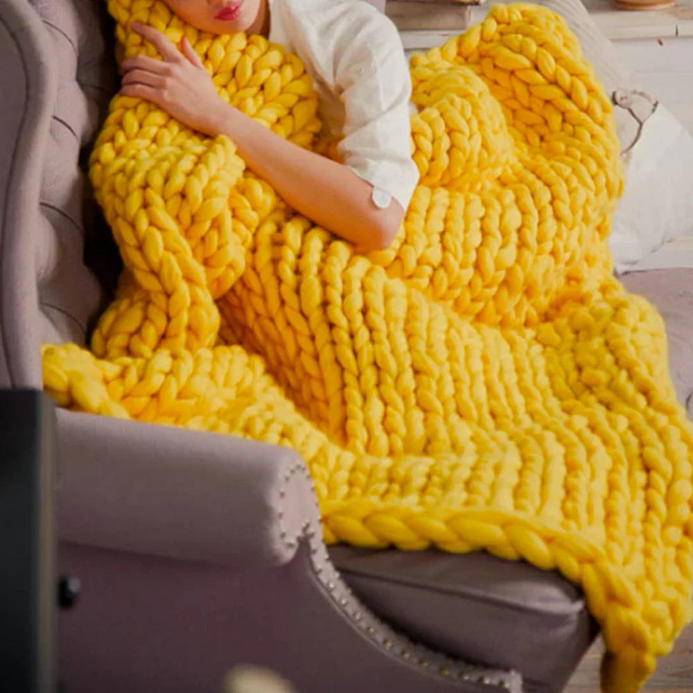 Arm knitting chunky XL wool yarn (1000g) for soft, luxurious DIY blankets and unique home decor.