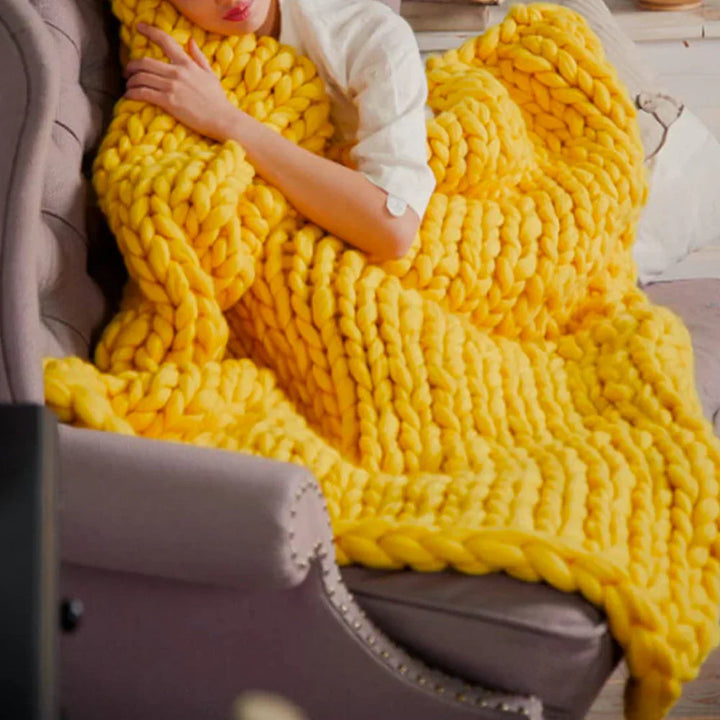 Arm knitting chunky XL wool yarn (1000g) for soft, luxurious DIY blankets and unique home decor.