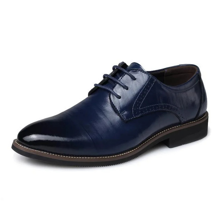 Versatile brown men's lace-up Oxford shoes, perfect for smart casual or business wear. Comfortable design.