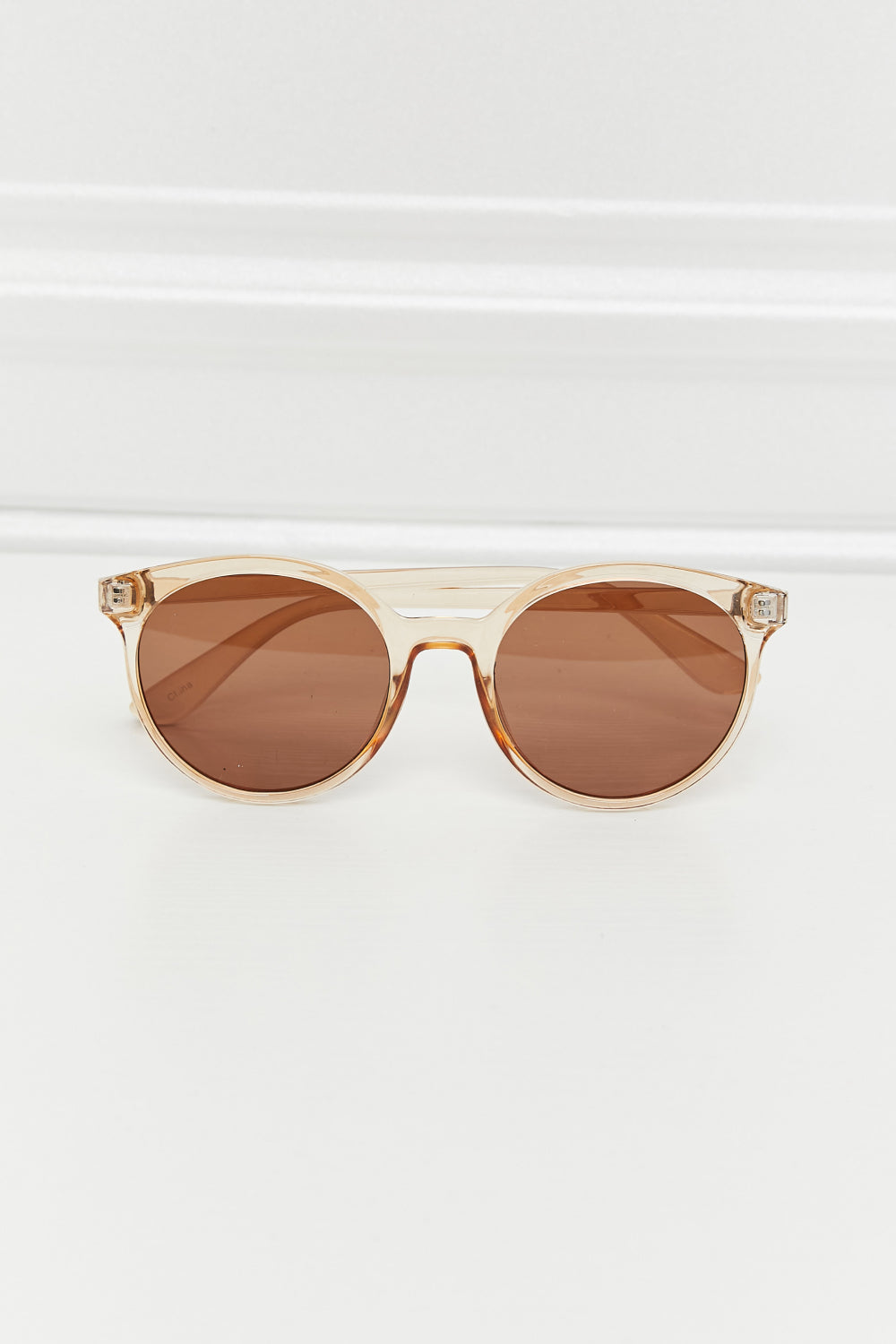 Classic round women's sunglasses, UV400, offering sun protection & a chic look.