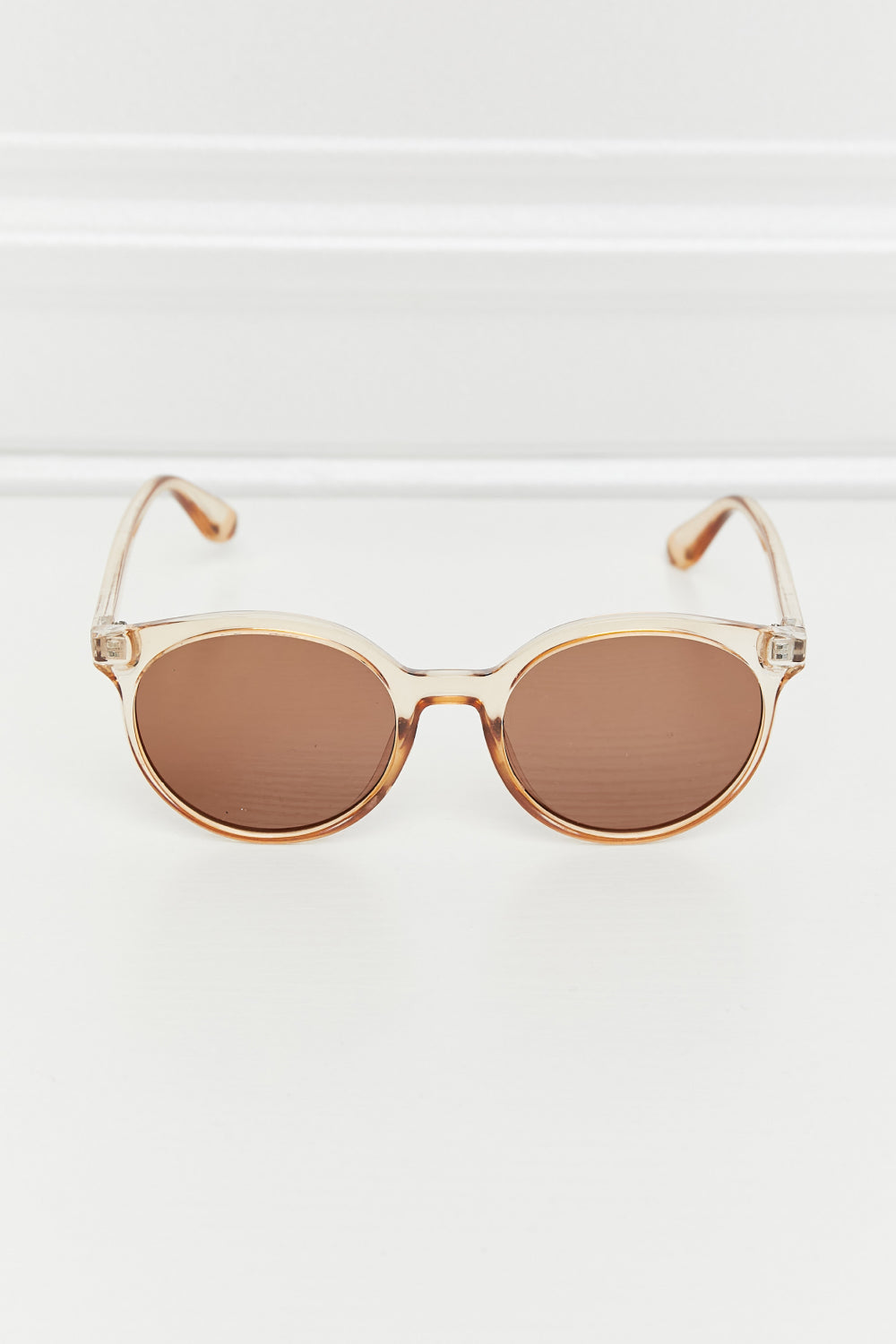 Women's retro round UV400 sunglasses for travel, bold & fashionable eyewear.