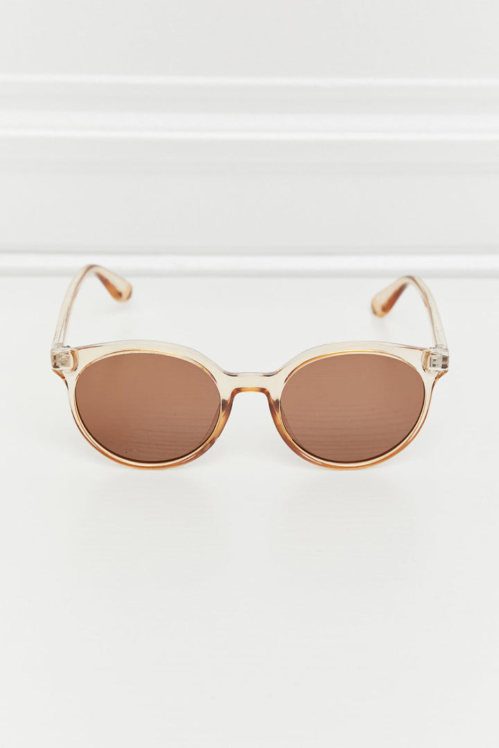 Women's retro round UV400 sunglasses for travel, bold & fashionable eyewear.