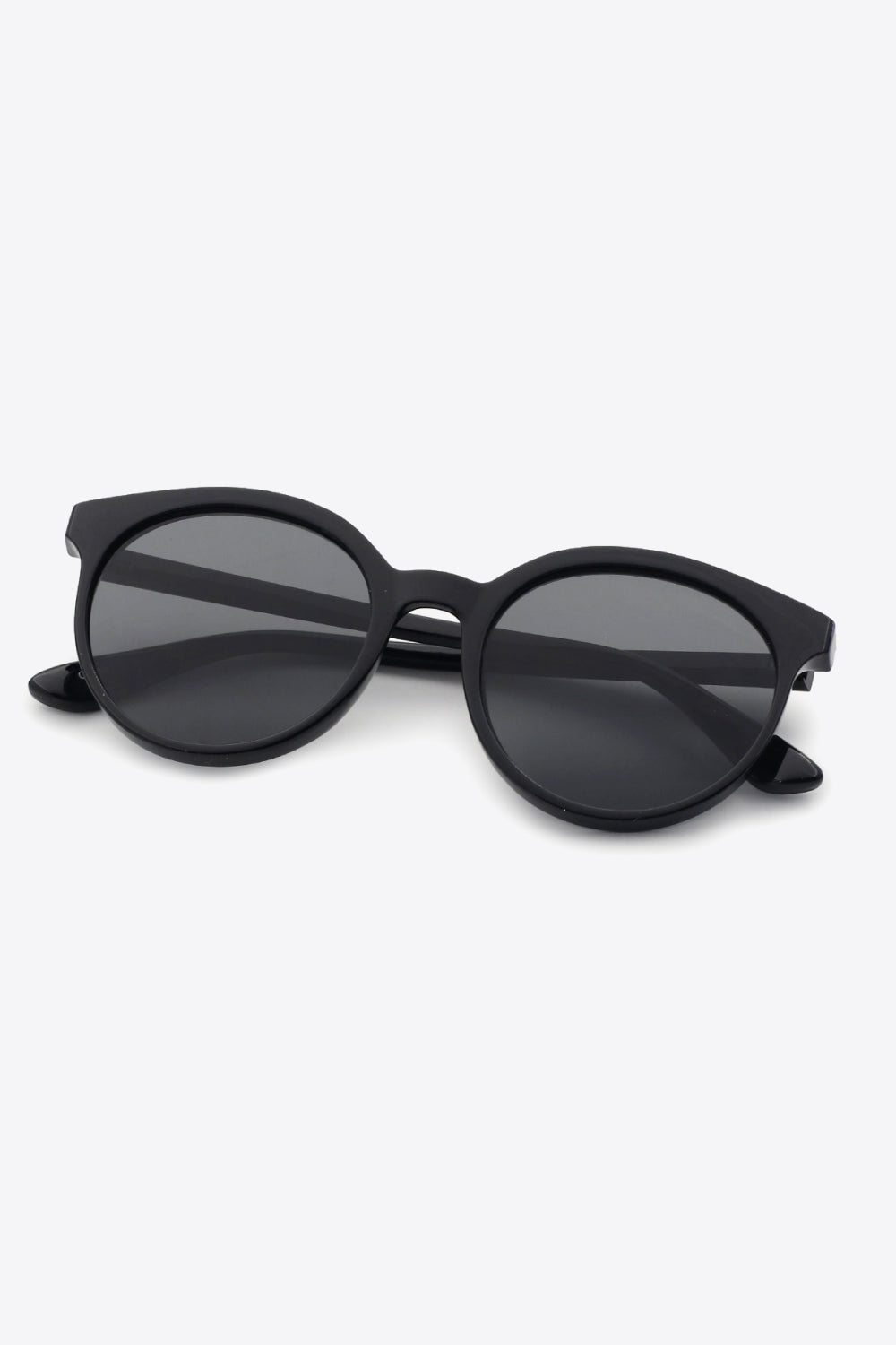 UV400 round fashion sunglasses for women, classic design & color lens options.