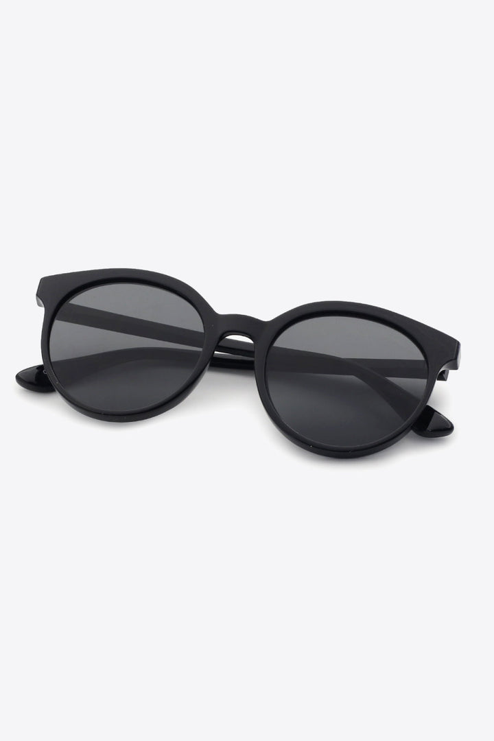 UV400 round fashion sunglasses for women, classic design & color lens options.