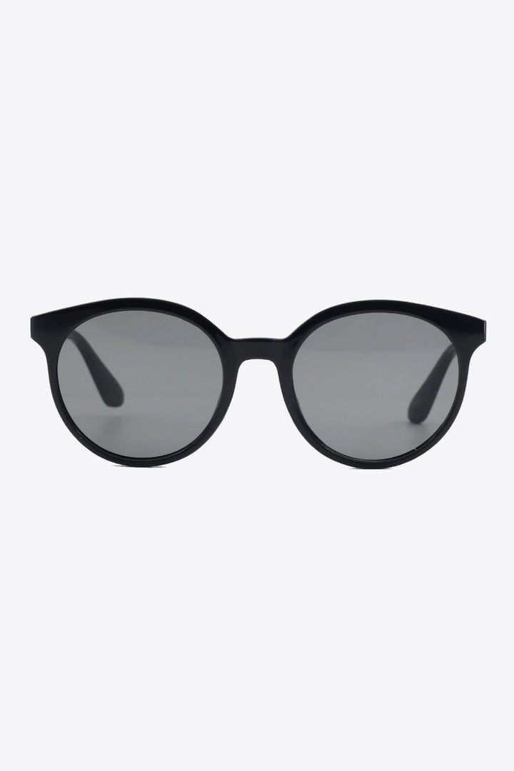 Women's accessories: classic round UV400 sunglasses for stylish sun protection.