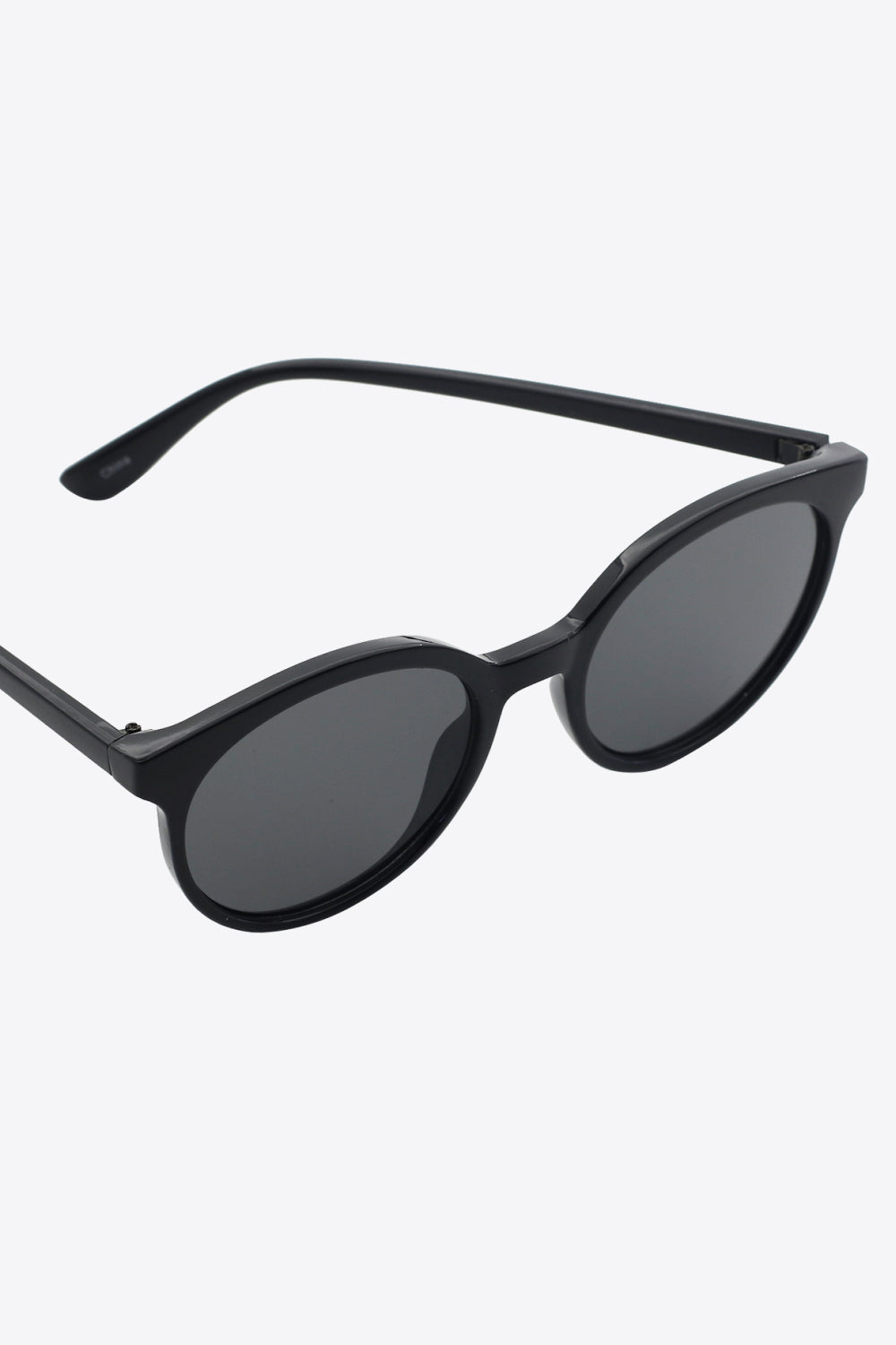 Bold women's classic round sunglasses, UV400 protection, perfect for any outfit.