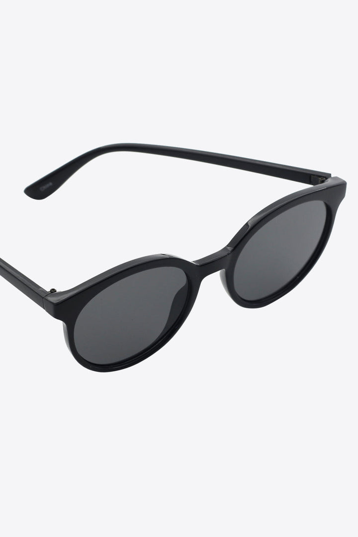 Bold women's classic round sunglasses, UV400 protection, perfect for any outfit.