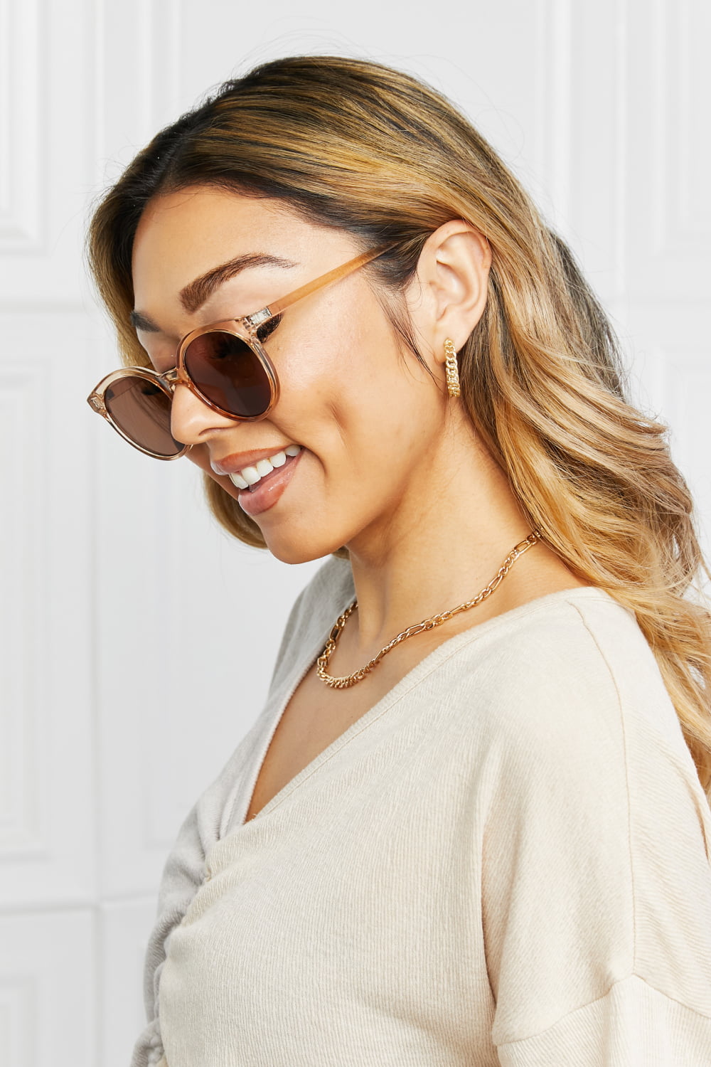 UV400 round sunglasses for women, perfect for travel & sun protection.