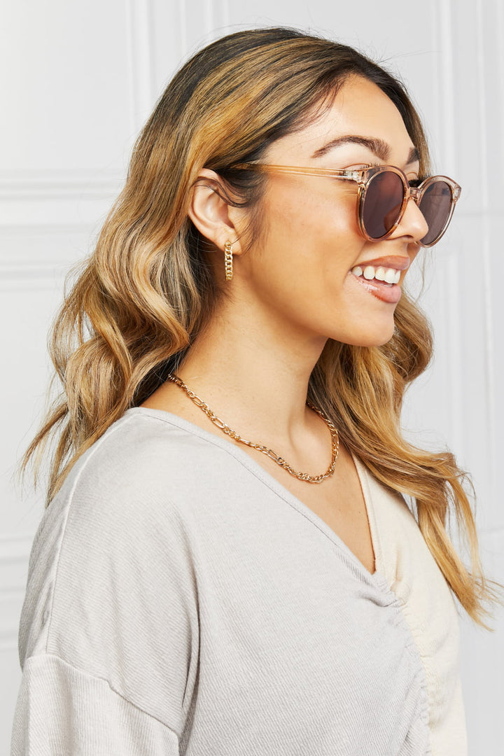 Retro classic round sunglasses for women, UV400 tinted lenses, trendy eyewear.