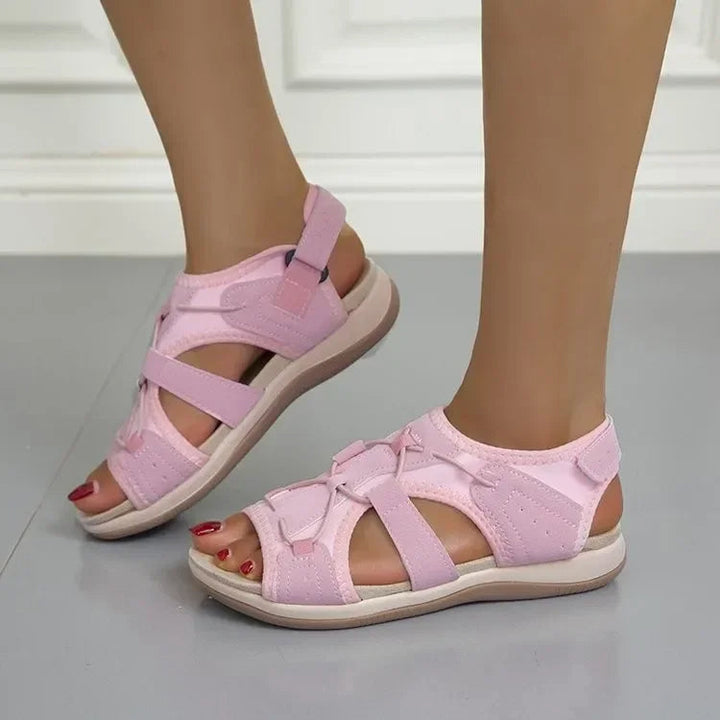 Durable women's sporty sandals, featuring adjustable comfort and support for long walks.