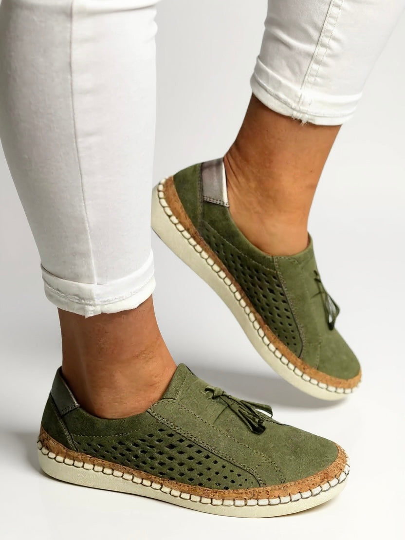 Women's comfortable tassel slip-on shoes, elegant and versatile footwear for a sophisticated casual look.