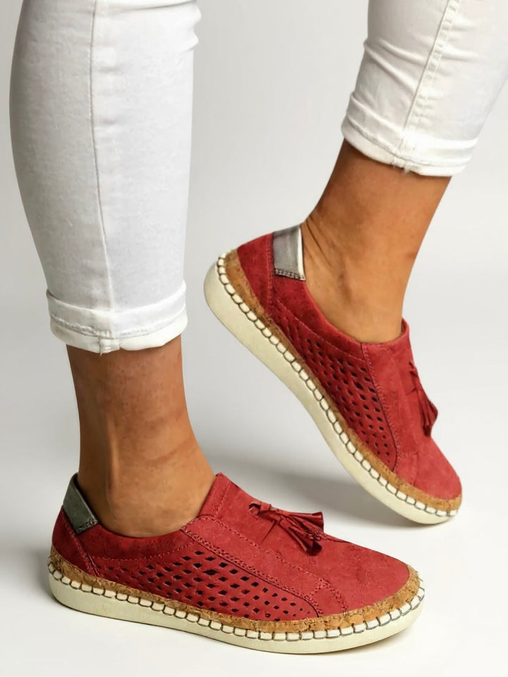 Chic women's tassel slip-on flats, comfortable and elegant loafers for modern, effortless fashion footwear.