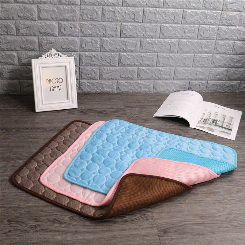 Cooling mat for pets in light grey, offering instant heat relief. Eco-friendly, durable, suitable for indoor/outdoor use.