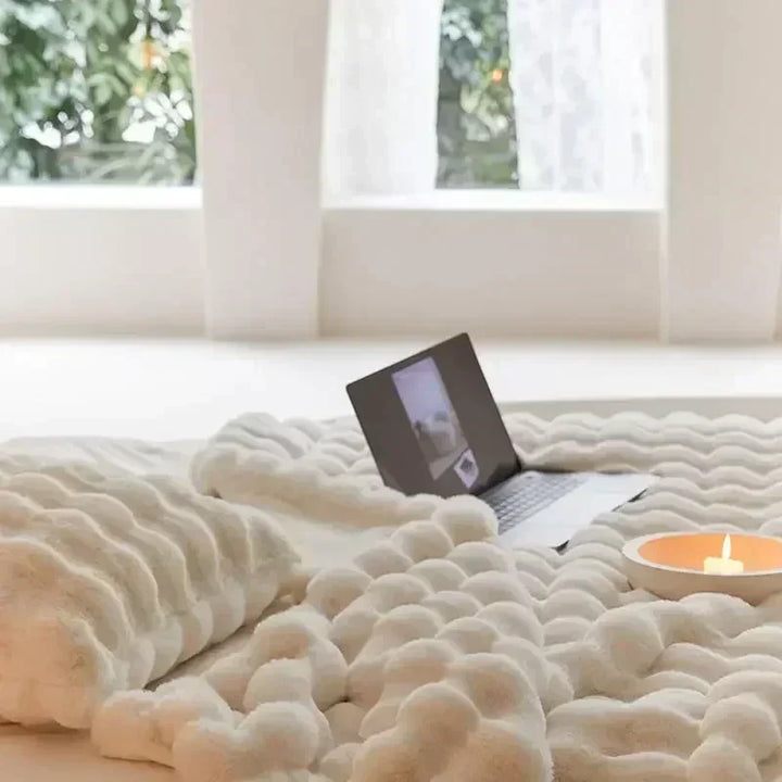 VeluLuxe portable faux fur throw blanket for cozy home comfort & stylish travel.