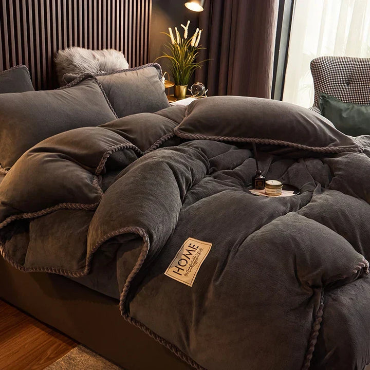 Deluxe velvet fleece bedding, a complete duvet cover set for cozy and stylish winter nights.