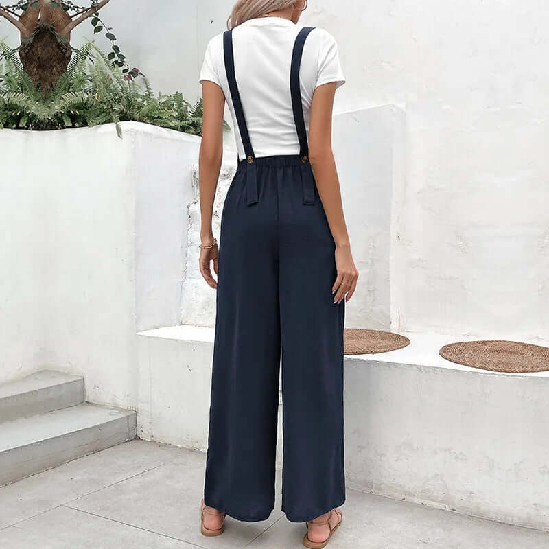 Modern women's wide-leg jumpsuit in dark blue, featuring practical pockets for a chic, comfortable one-piece outfit.