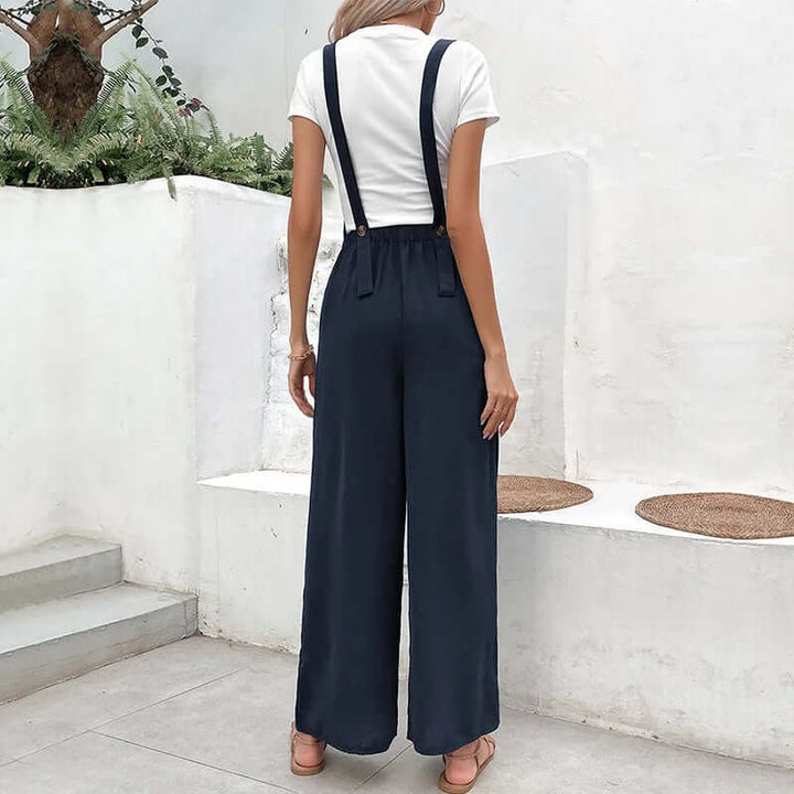 Modern women's wide-leg jumpsuit in dark blue, featuring practical pockets for a chic, comfortable one-piece outfit.