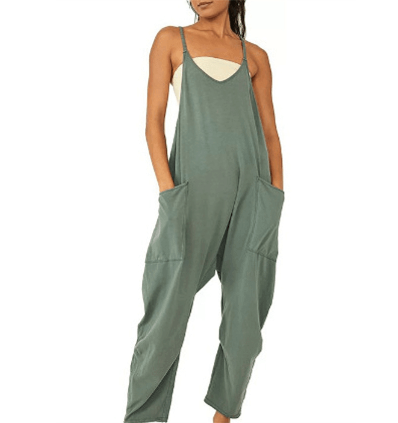 Effortless women's sleeveless jumpsuit with convenient pockets, perfect for casual summer wear.