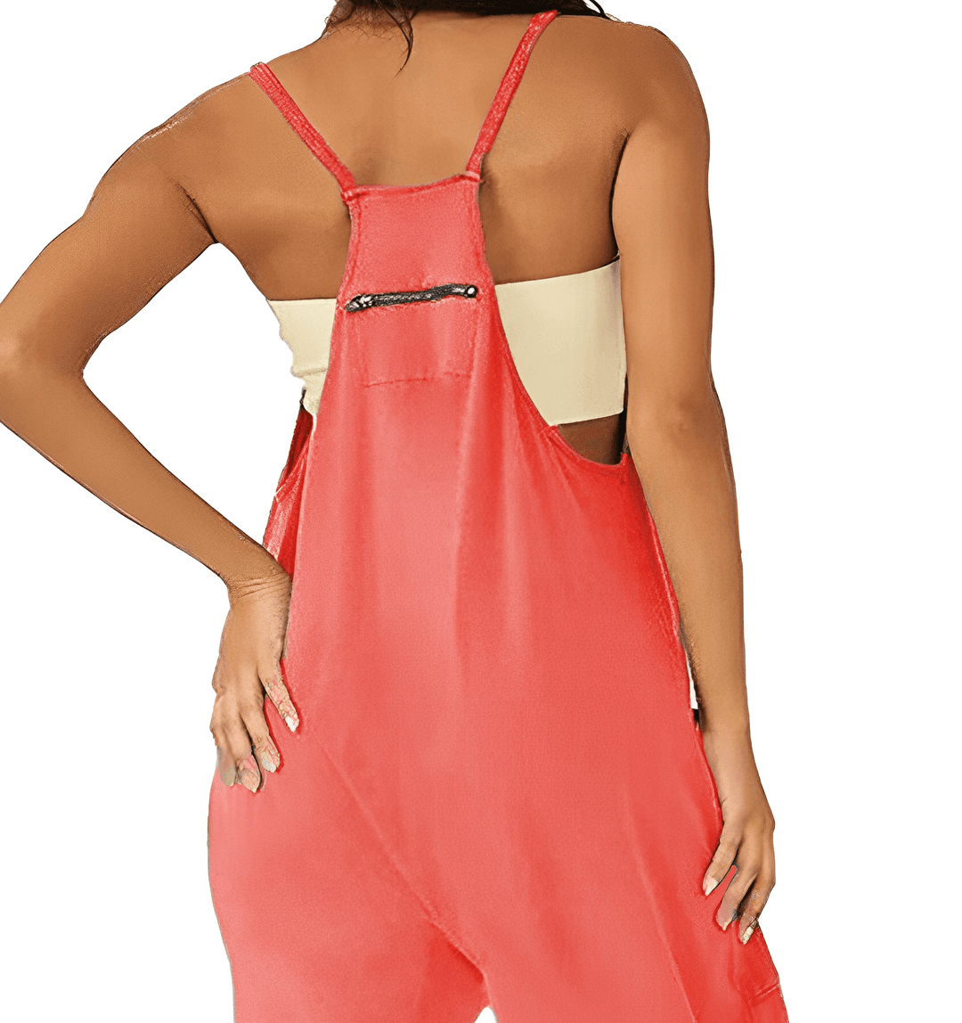 Effortless women's sleeveless jumpsuit with practical pockets, a must-have for summer fashion.