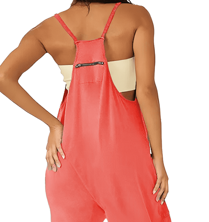 Effortless women's sleeveless jumpsuit with practical pockets, a must-have for summer fashion.