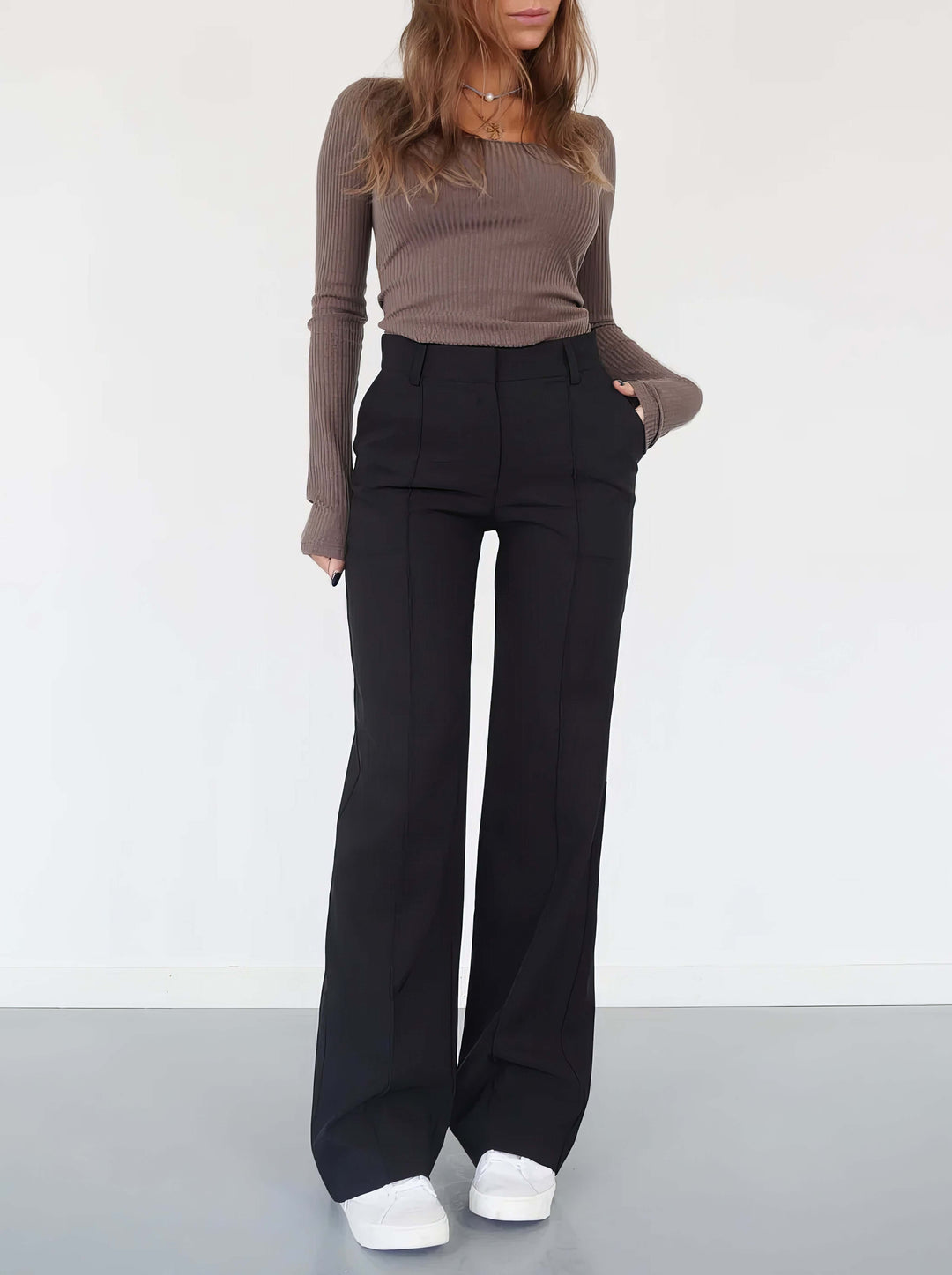 Elegant black wide leg trousers for women, perfect for a sophisticated and comfortable look.