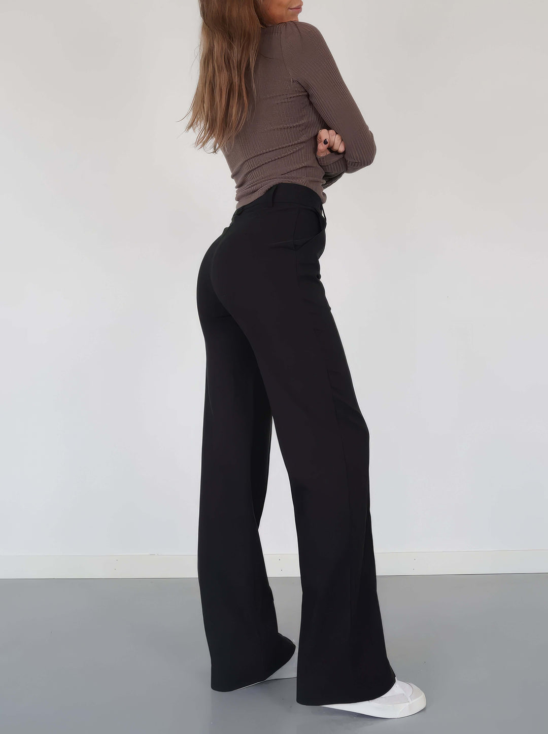 Comfortable women's wide leg pants in a relaxed fit, ideal for effortless everyday style.