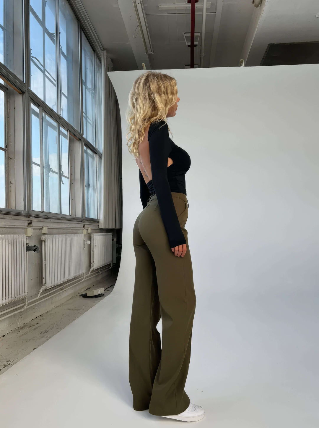 Gray wide leg women's pants, combining comfort with an elegant aesthetic for various occasions.