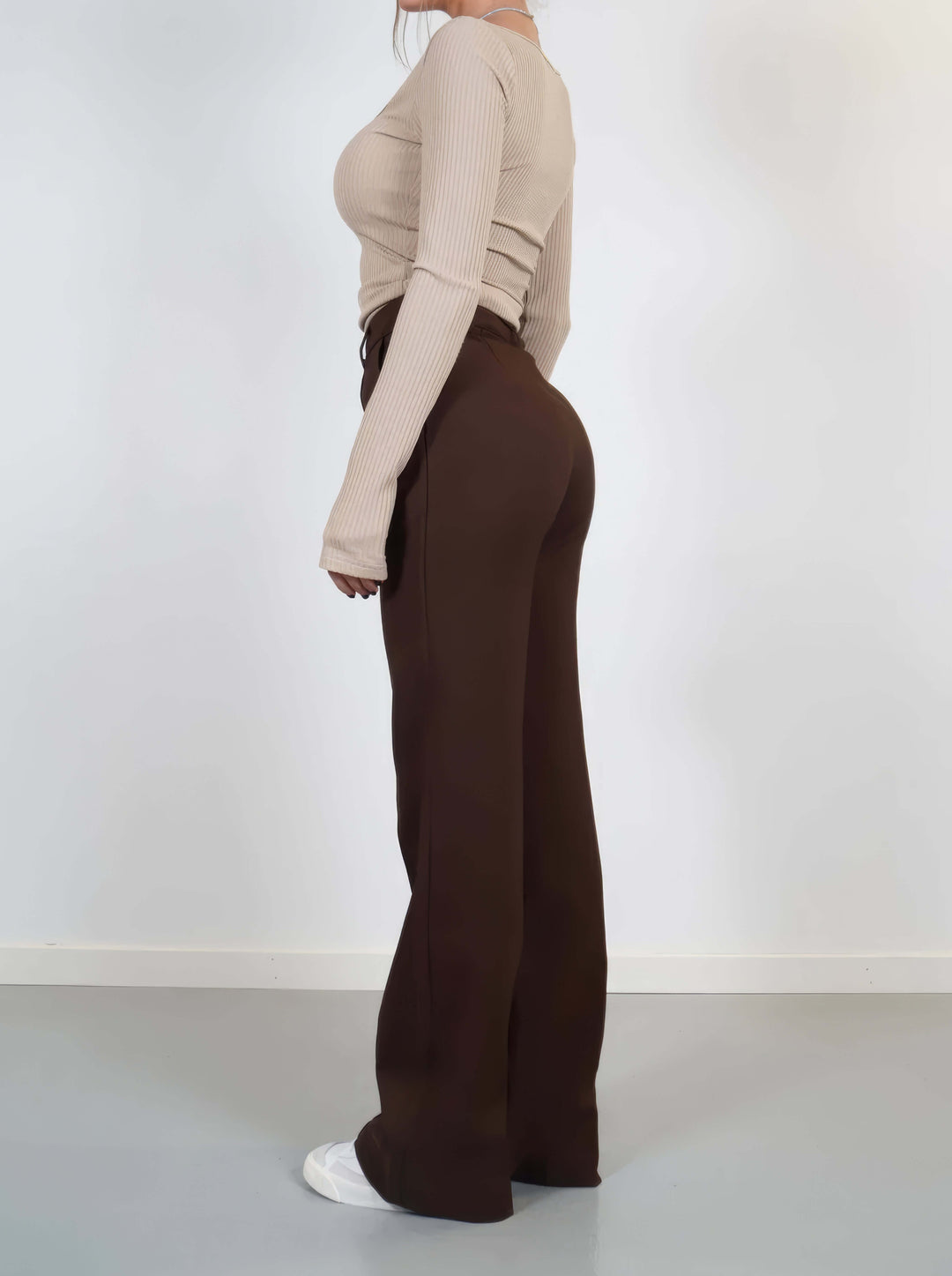 Effortless elegance: women's black wide leg pants, a comfortable choice for any wardrobe.