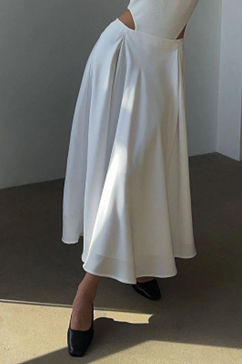 Chic women's long maxi skirt, featuring a flowy design for an elegant and versatile fashion statement.