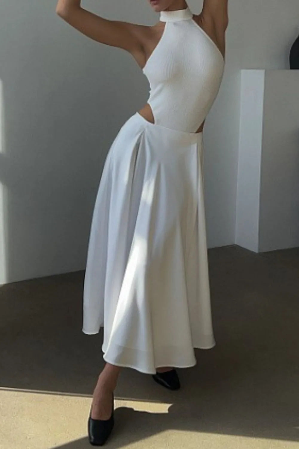 Versatile women's flowy maxi skirt, great for office wear, evening events, or a stylish summer look.