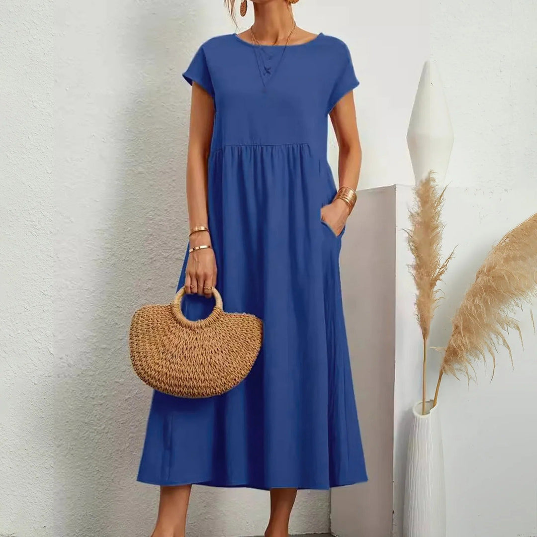 Versatile women's elegant maxi dress, suitable for chic casual outings or sophisticated evening events.