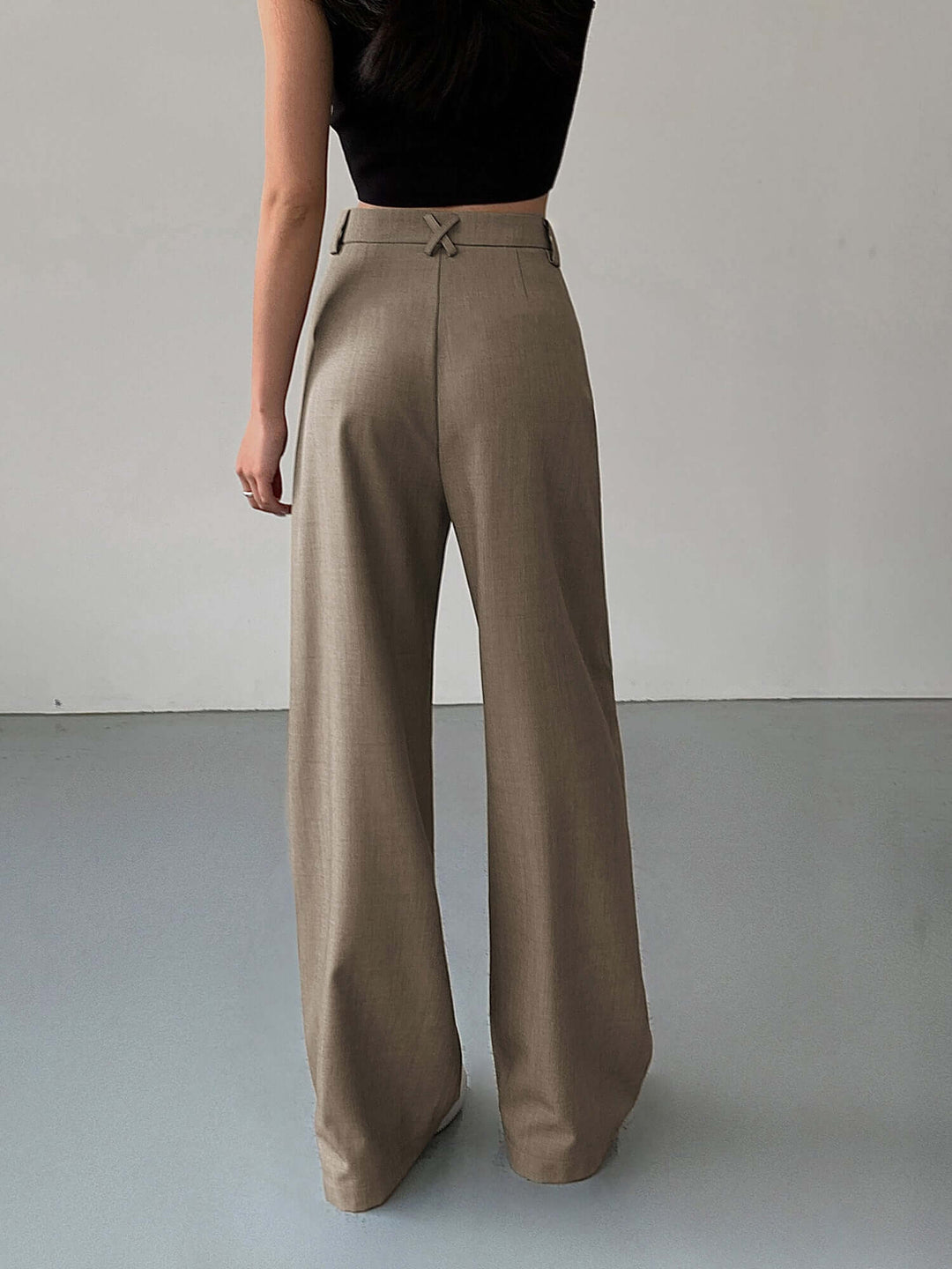 Chic women's wide-leg high-waisted trousers, ideal for office or elegant events. Comfortable & stylish pants.