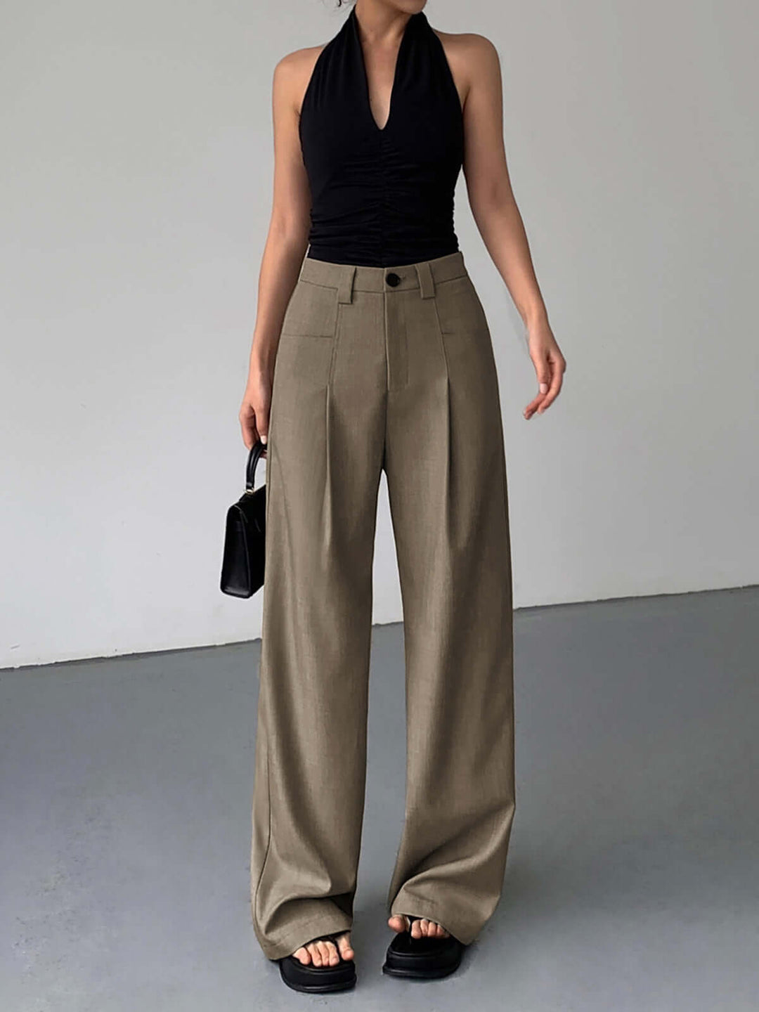 Pleated high-waisted wide-leg women's pants in a flowing fabric, offering comfort & elegant style.