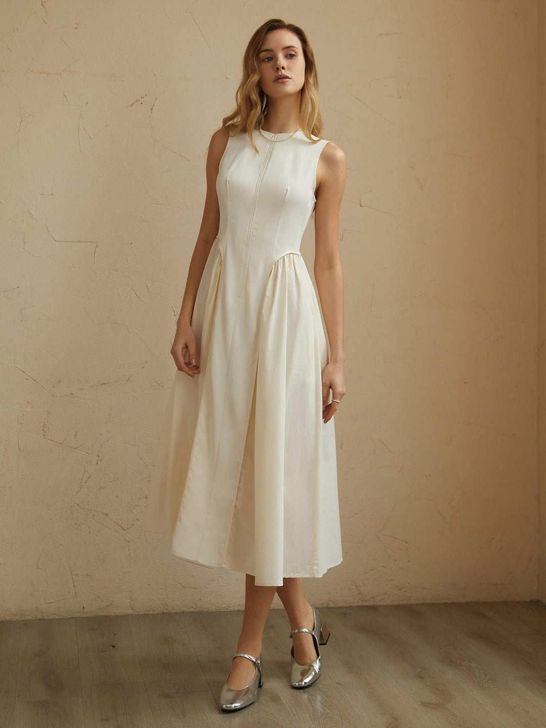 Stylish black pleated midi dress for women, comfortable and flowing, ideal for various occasions.