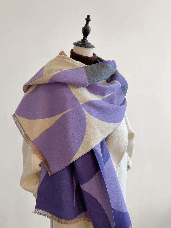 Soft, elegant reversible women's scarf. Ideal fashion accessory for stylish winter outfits.