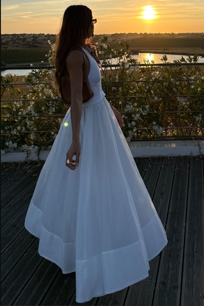 White V-neck long maxi dress for women, elegant and flowing, ideal for summer parties and special events.