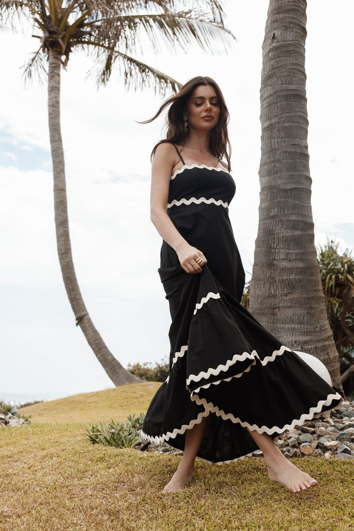 Long sleeveless black maxi dress for women, a versatile piece for elegant evenings or comfortable summer days.