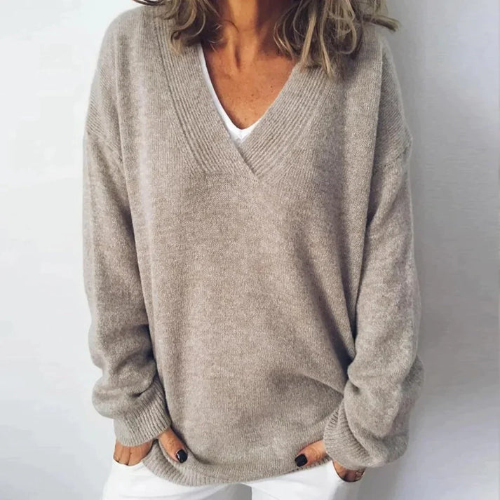 Elegant women's cashmere V-neck jumper, relaxed fit pullover. Soft knitwear for comfortable, versatile style.