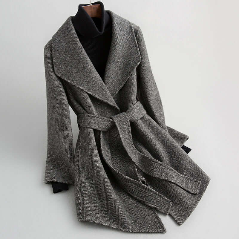 Elegant women's fitted double-breasted jacket, a sophisticated tailored blazer for professional wear.
