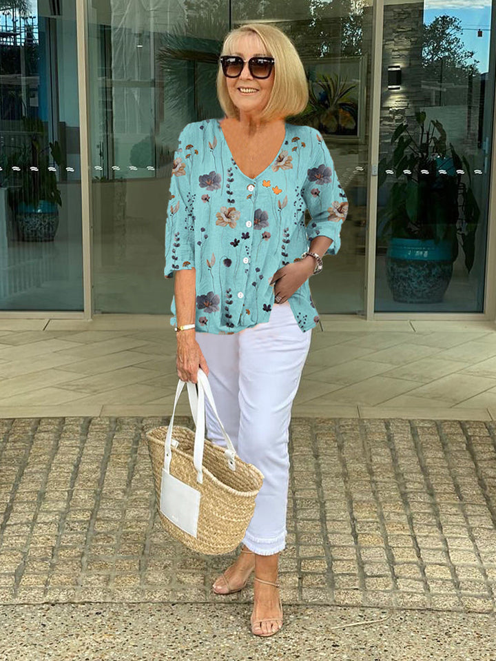 Elegant women's floral blouse, perfect for spring/summer fashion. Lightweight and comfortable everyday print top.