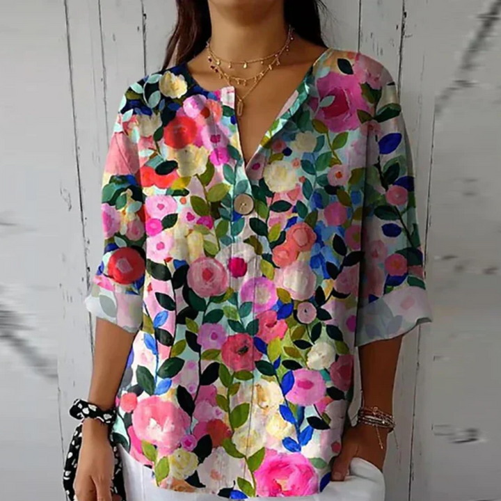 Detailed floral print on an elegant women's blouse. Versatile long-sleeve top, chic for spring/summer.