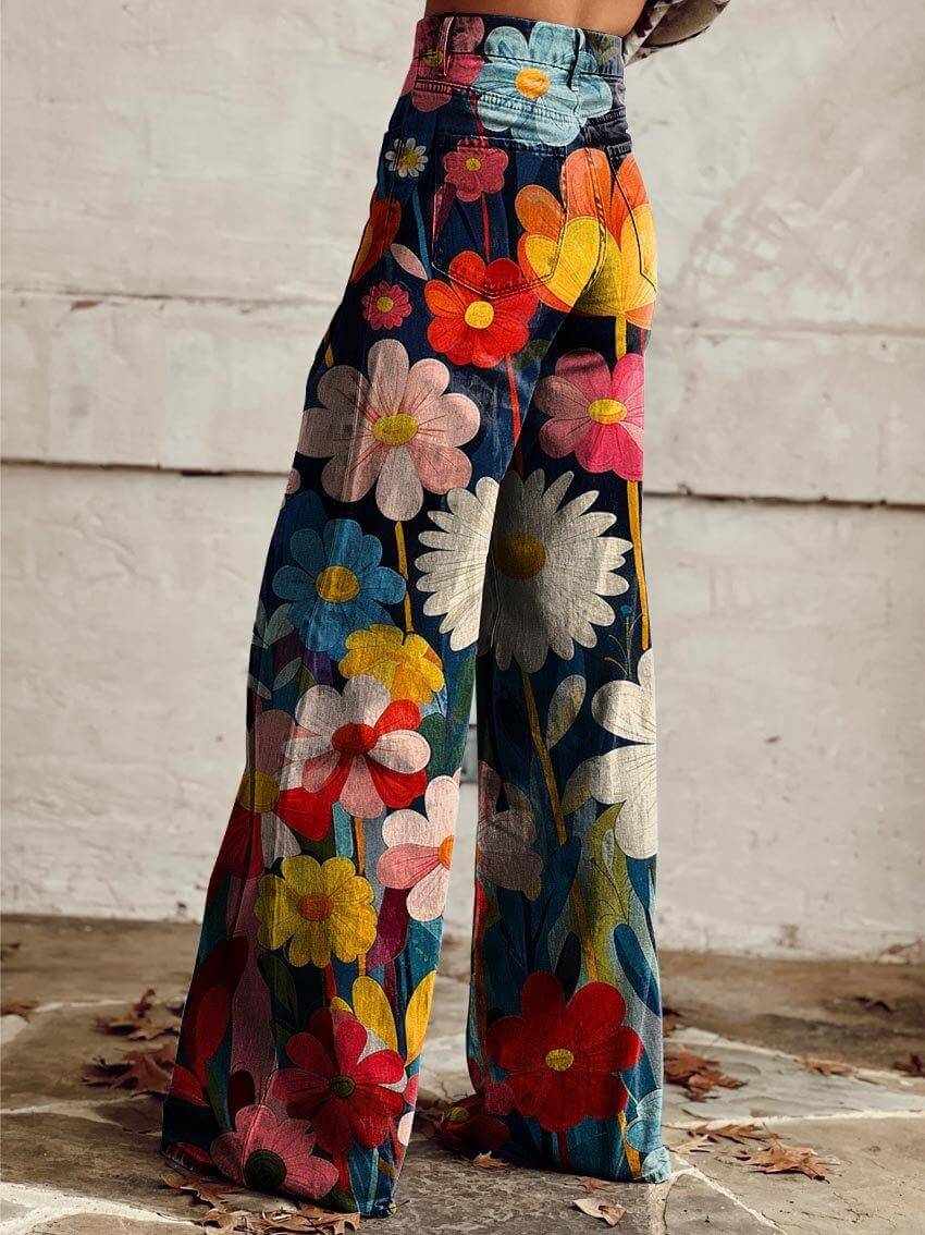 Chic women's high-waisted pants with vibrant floral print, ideal for versatile spring & summer outfits.